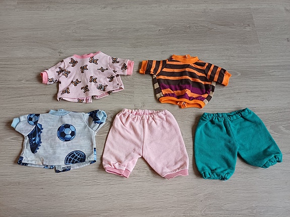 Baby born -nuken vaatteita