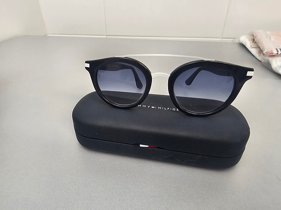 Tommy Hilfiger aurinkolasit
