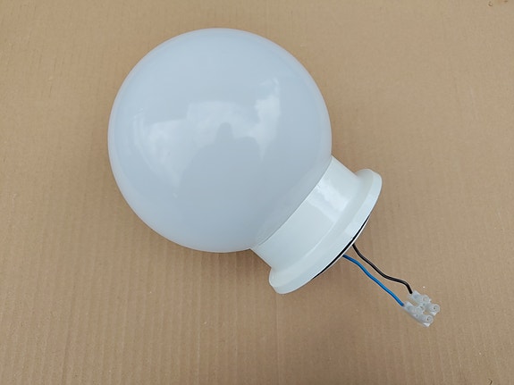 Pallovalo 5W E27 led-polttimolla