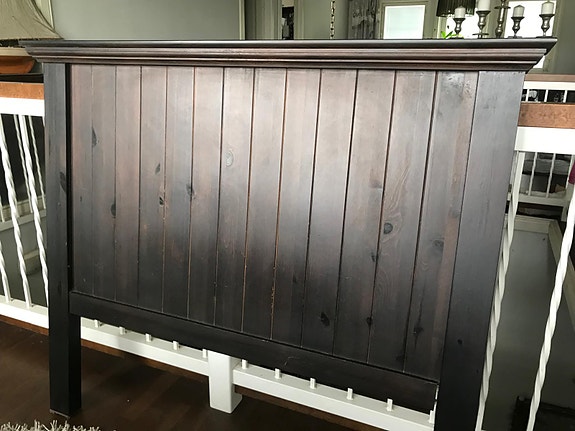 Tumma puinen sängynpääty