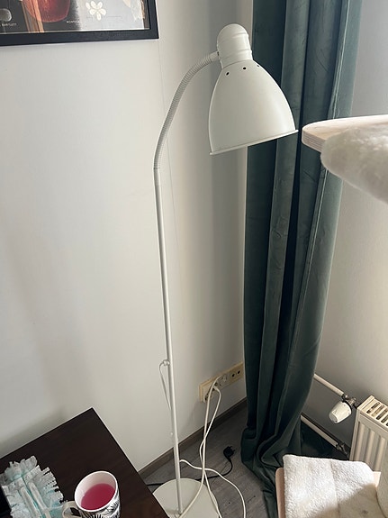 Valkoinen Ikea Lattiavalaisin
