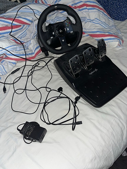Logitech G920 rattiohjain ja polkimet Xboxille / PC:lle