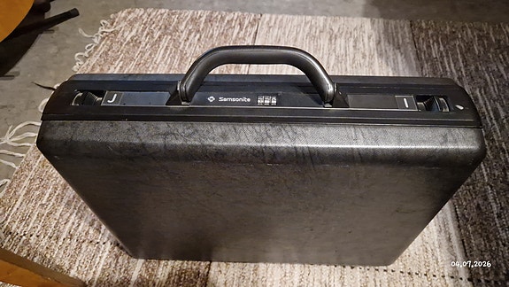 Samsonite salkku kovamuovia numerolukolla