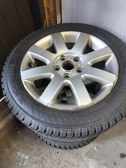 VW/VAG 205/55R16 Nastarenkaat alumiinivanteilla