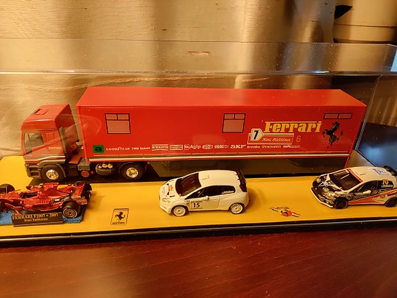 Ferrari F1 + Iveco huoltorekka,Kilpurit+ Coca-Cola paita.