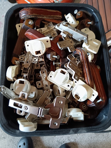 Keittiön kokopuiset (mänty) käytetyt kaapinovet ja saranat
