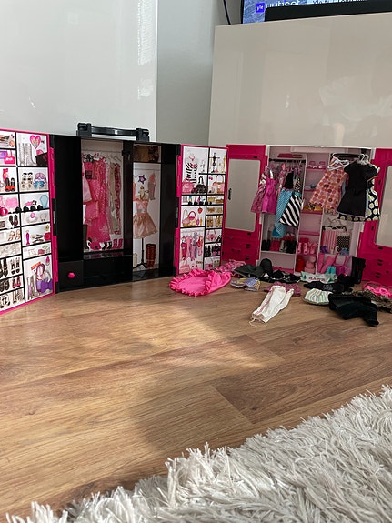 Barbie vaatekaappi ja vaatesetti