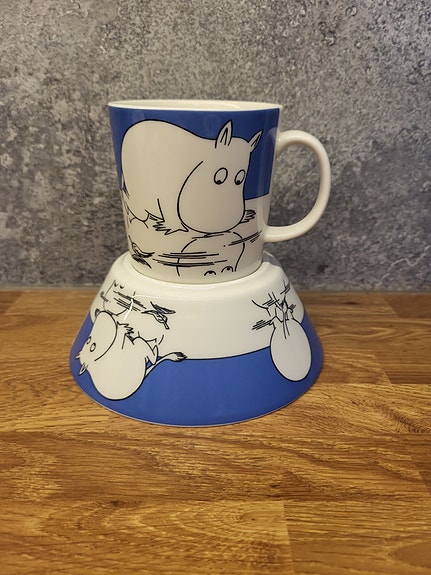 Muumipeikko jäällä muki ja kulho sininen