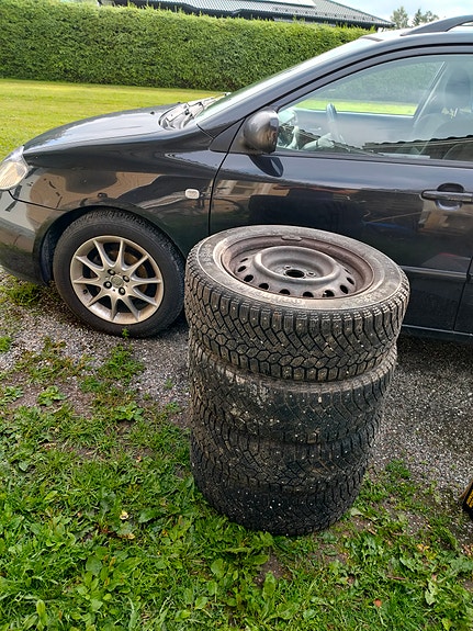 Vanhat Continental nastarenkaat 195/60R15 peltivanteilla