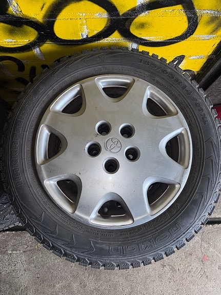 Toyota peltivanteet 14" 5x100 (ET45) + kapselit ja nastarenkaat