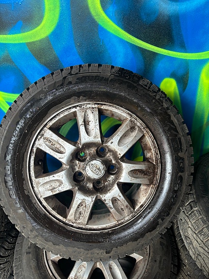 Kian alkuperäiset alumiinivanteet 15" 5x114.3 + nastarenkaat 205/65R15