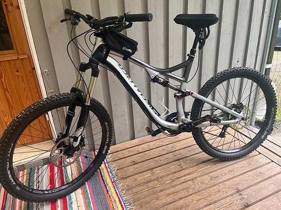 Specialized täysjousitettu maastopyörä 26"