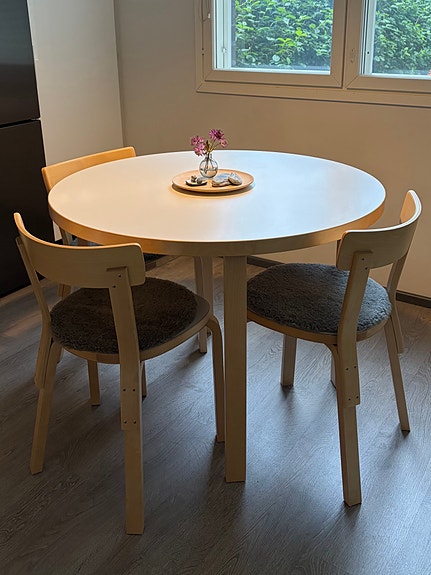 Artek 90A, pyöreä ruokapöytä, valkoinen laminaatti