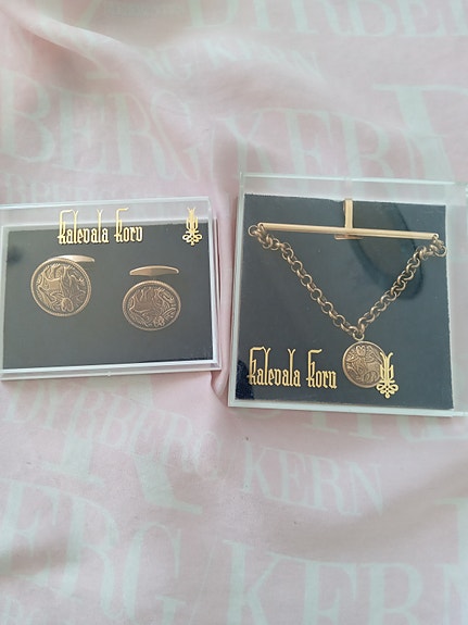Kalevala Aurinkoleijona solmioneula vintage ja kalvosinnapit unisex