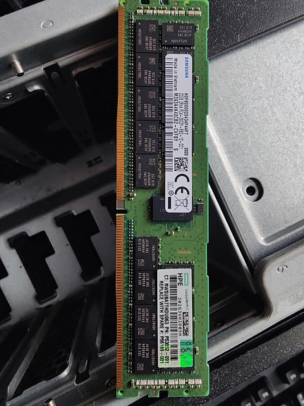 Myydään Samsung 32gb 2933mhz ecc rdimm serveri käyttöön olevaa muistia