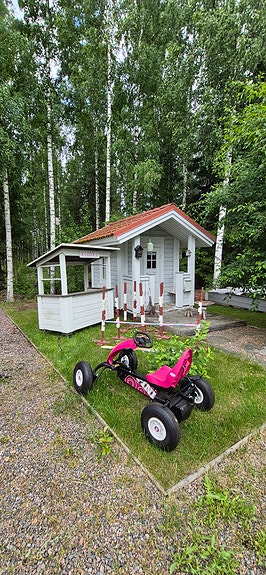 Leikkimökki, kioski ja polkuauto