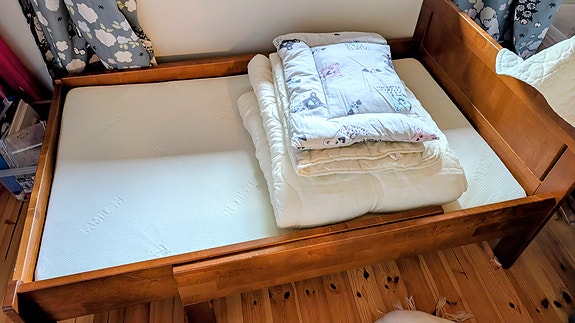 Täyspuinen (koivua), kotimainen lasten sänky, Kiteen kaluste