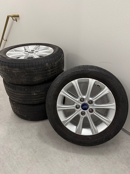 Kesärenkaat Vanteilla 5x108 Ford Alkuperäiset, pintaa 3mm