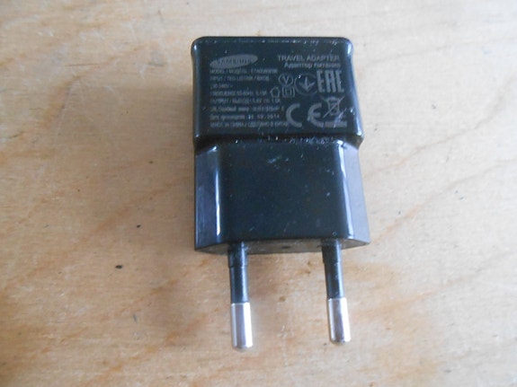 Alkuperäinen Samsung USB-laturi.