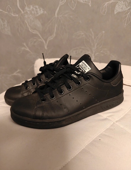 Adidas mustat tennarit