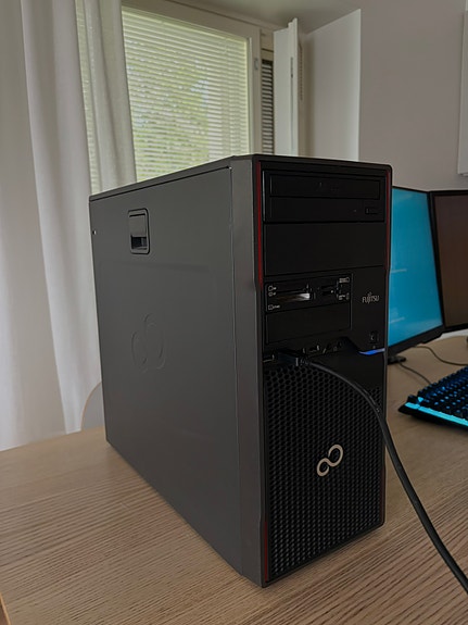 Fujitsu Esprimo P710 E85+ -pöytätietokone