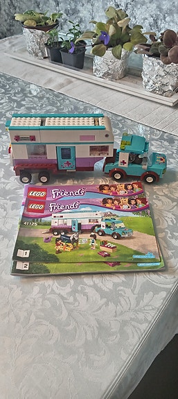 LEGO Friends hevosklinikka-auto ja ohjekirjat