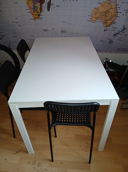 Myydään ruokailu ryhmä pöytä. Ja 4 tuolia.