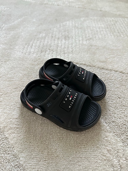Tommy Hilfiger sandaalit koko 25