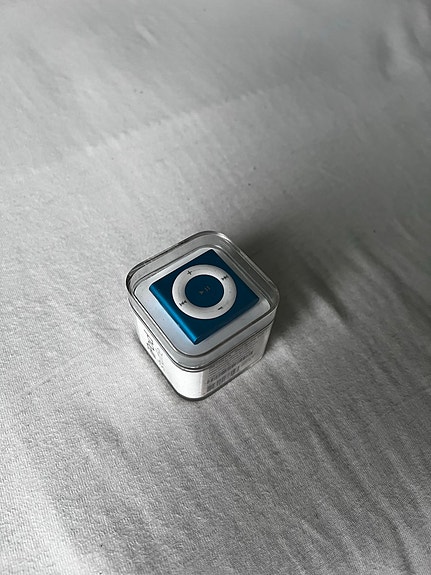 Apple iPod Shuffle 2GB sininen 4th gen soitin Model A1373 käytetty vähän