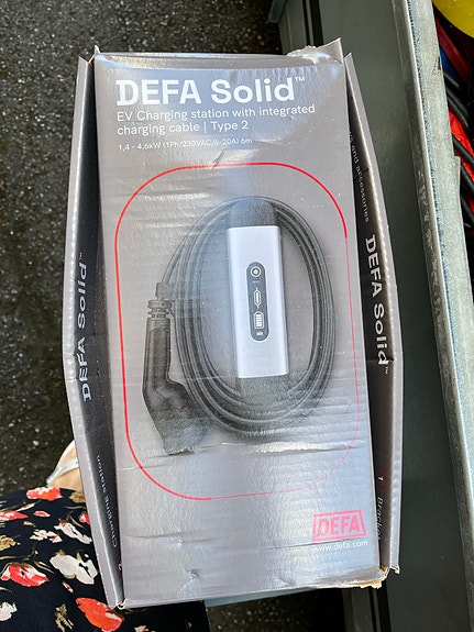 DEFA Solid sähköauton latausasema Type 2 -kaapelilla