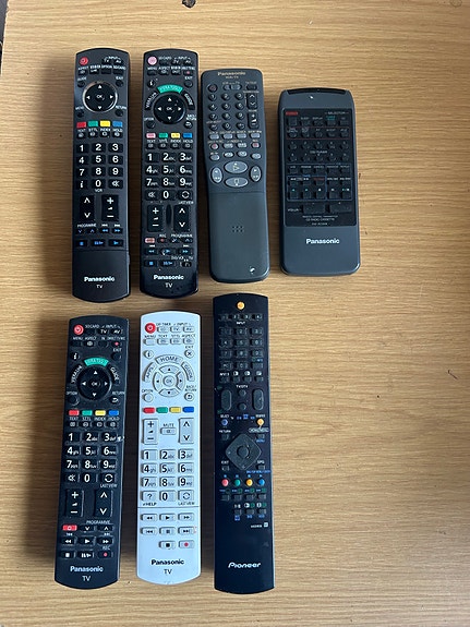 Panasonic kaukosäätimet televisiolle ja laitteille