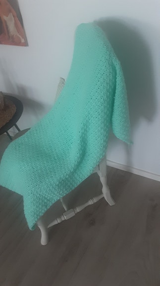Mintunvihreä virkattu torkkupeitto