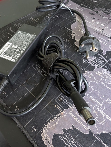 Alkuperäinen HP 90W laturi / virtalähde (19.5V 4.62A)