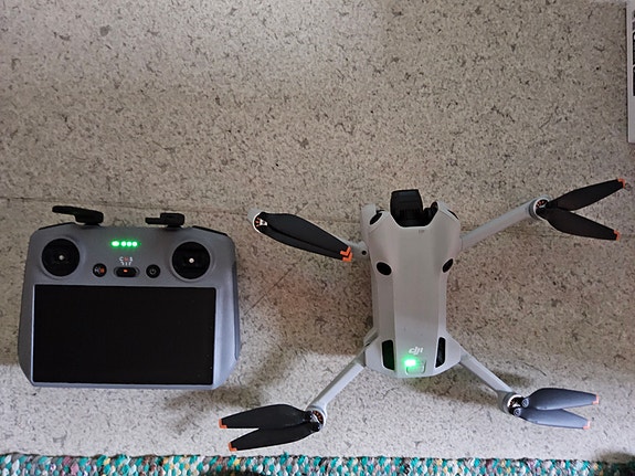 Minidronesarja DJI Mini 4 Pro jossa DJI RC2