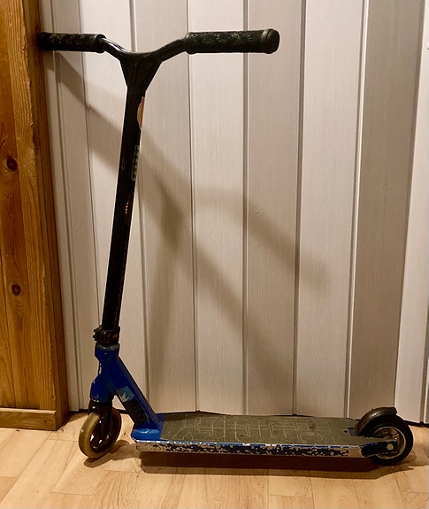 Blunt Prodigy Scooters temppupotkulauta sininen mustalla tangolla
