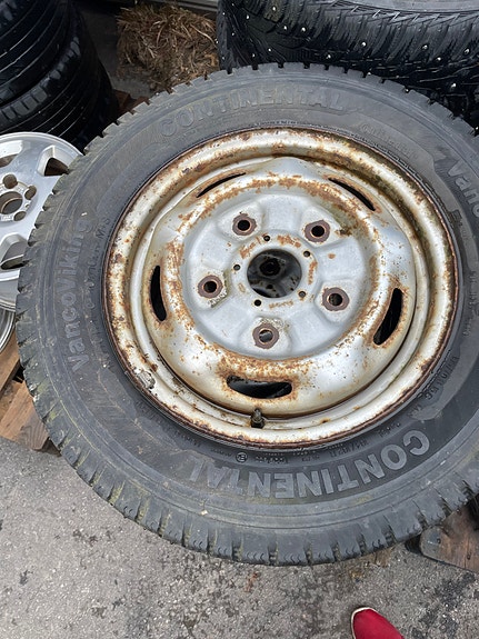 Edullinen 15" pakettiauton vanne + rengas 195/70 R15 C (5-pulttinen)