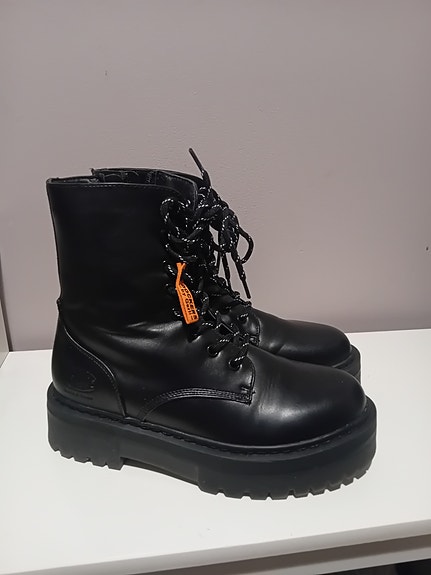 Dockers uudet saappaat koko 40 musta