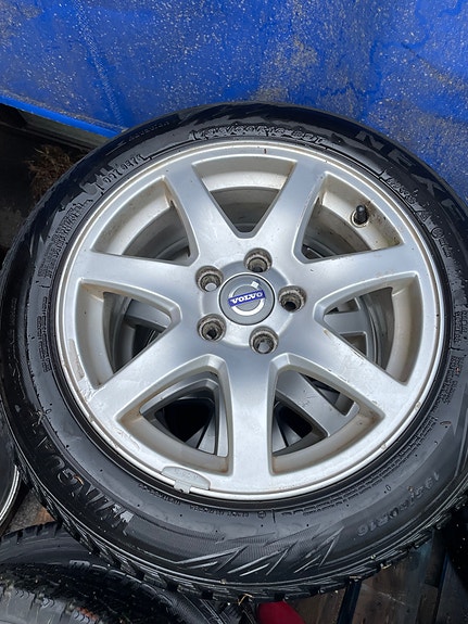 Alkuperäiset Volvo 16" alumiinivanteet + nastarenkaat 195/60 R16 (5x108)