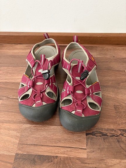 Keen sandaalit koko 39,5 punainen
