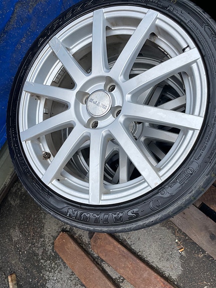Näyttävät Nitro 17" alumiinivanteet + kesärenkaat 225/45 R17 )