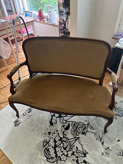 Pieni ruskea puusohva / loveseat