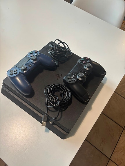 Sony PlayStation 4 konsoli, 2 ohjainta ja 9 peliä