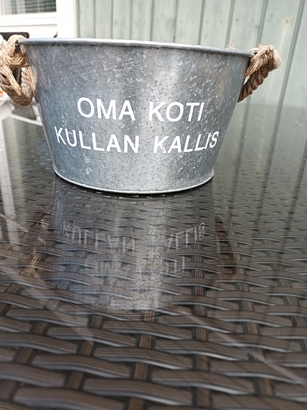 Metallinen kukka-astia