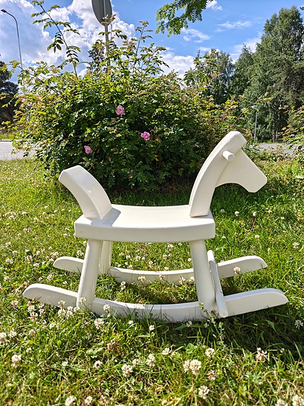 Lasten keinuhevonen valkoinen