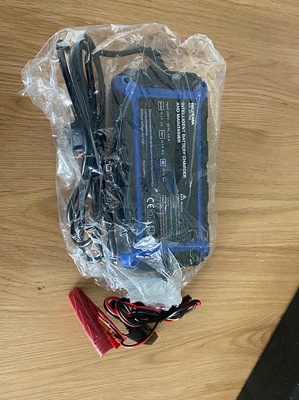 Intelligent Battery Charger 12V 8A akkulaturi