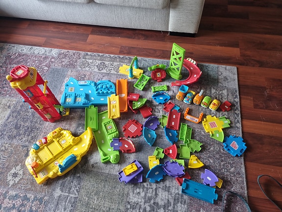 Fisher-Price leikkiautorata ja autot