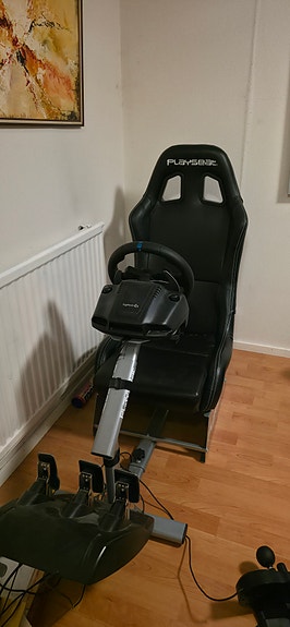 Playseat-ajotuoli Logitech ratilla, polkimilla ja vaihdekepillä