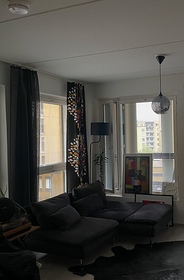 Tumma Ikean Söderhamn sohva divaanilla