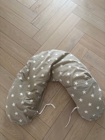 NG Baby imetys-/raskaus- ja vartalotyyny ⭐ Beige tähtikuosi