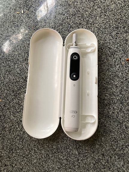Braun Oral-B iO sähköhammasharja kotelolla valkoinen